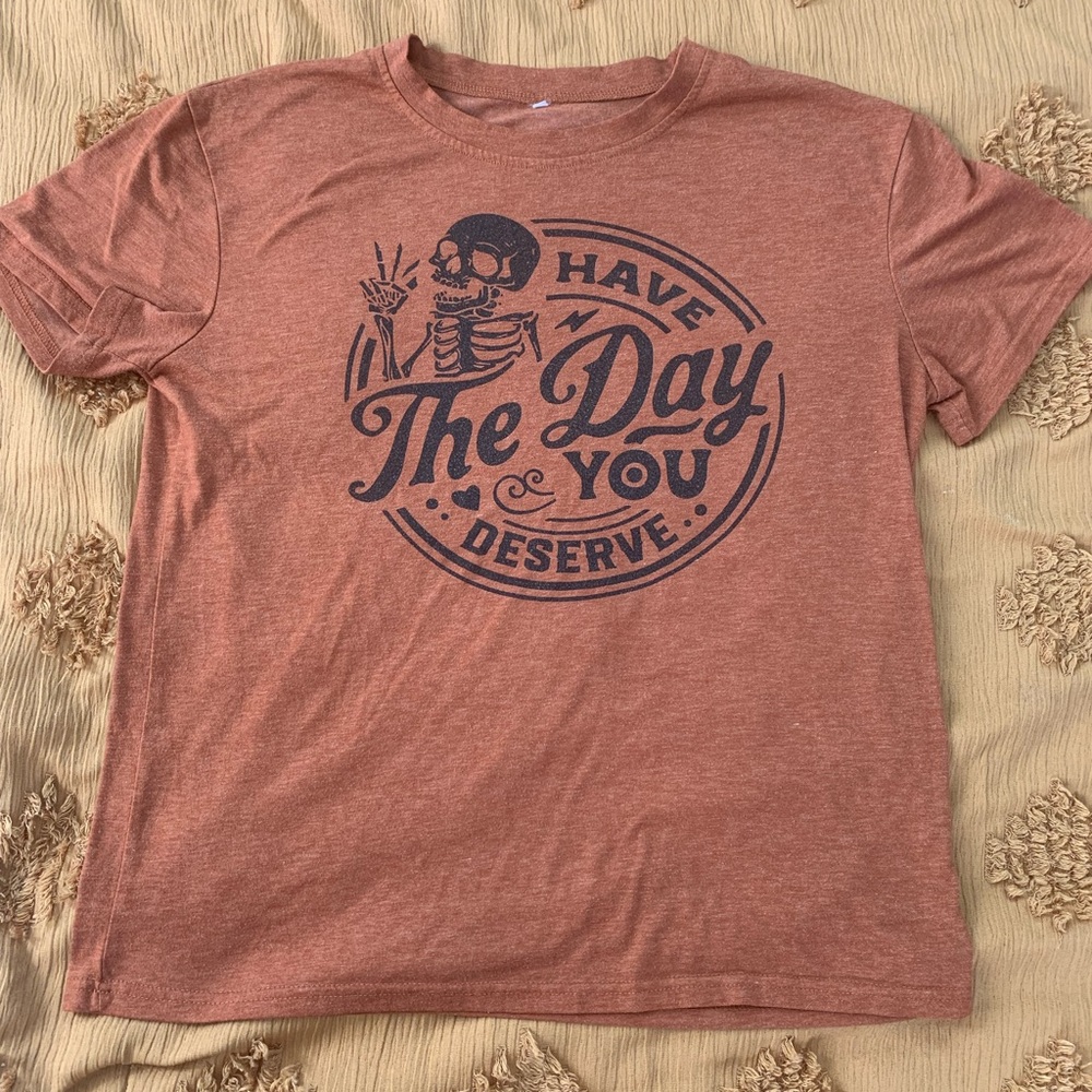 Women’s Graphic Tee in Rust